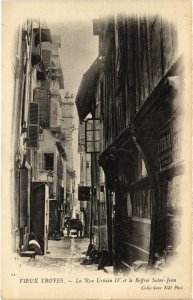 CPA TROYES - La rue Unrbain IV et le Beffroi St-JEAN (71889)