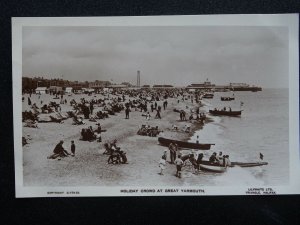 Norfolk GREAT YARMOUTH Holiday Crowd on Beach - Old RP Postcard by Lilywhite