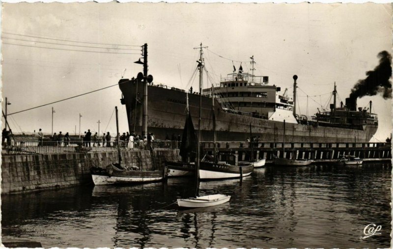 CPA ST-NAZAIRE Pétrolier entrant dans le Sas (864376)