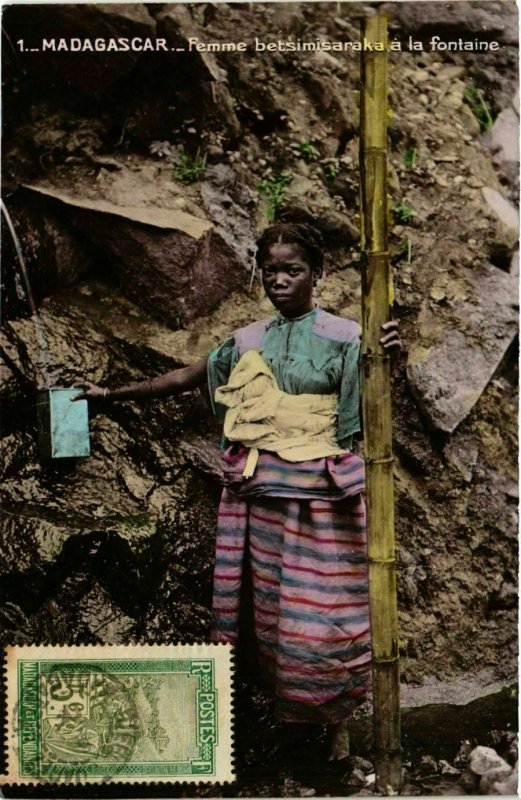 CPA AK Femme Betsimisaraka a la fontaine MADAGASCAR (709485)