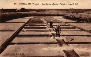 CPA CROIX-de-VIE - Les Marais Salants - Paludiers tirant le Sel (637149)