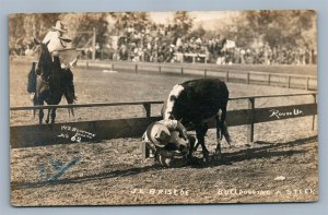 BULLDOGGING A STEER WRESTLING J.E.BRISCOE RODEO ANTIQUE REAL PHOTO POSTCARD RPPC