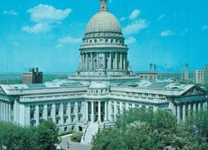 USA State Capitol Madison Wisconsin Vintage Postcard 07.70