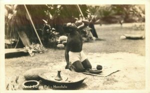 Honolulu Hawaii 1930s David eating Pol HW-64 Postcard 21-14444