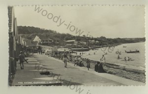 iw046 - Isle of Wight - Gurnard beach & shoreline back in the 1960s - postcard