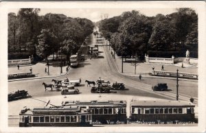 Berlin Vor dem Bradenenburger Tor mit Tiegarten Streetcars Horses Postcard Z18