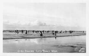 J81/ Long Beach Washington RPPC Postcard c1940s Clam Diggin Shore 417