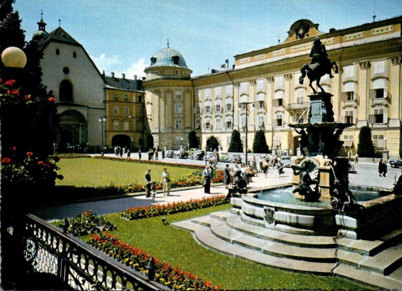 Austria Innsbruck Hofburg mit Leopoldbrunnen und Hofkirche