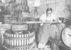 HOMESTEAD, IA Iowa  EHRLE BROTHERS WINERY~Arthur Miller Making Wine B&W Postcard