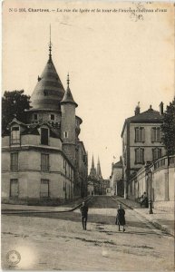CPA CHARTRES - La rue du lycée et la tour de l'ancien chateau d'eau (131682)