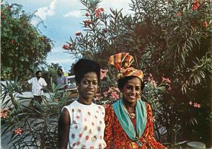 La Guadeloupe Le Gosier deux jeunes Guadeloupeennes costumes