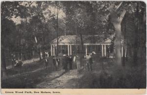 1911 DES MOINES Iowa Ia Postcard GREEN WOOD PARK People Shelter