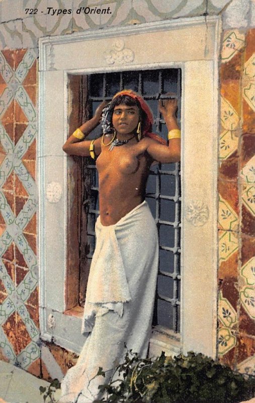 TYPES D' ORIENT NELLA LIBIA ITALIA WOMAN NUDITY POSTCARD (c. 1920)