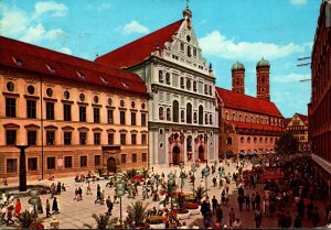 Germany Muenchen Neuhauser Strasse mit Blick auf die Tuerme der Frauenkirche ...