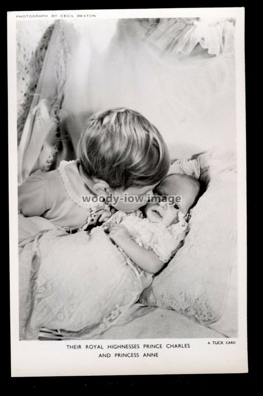 r4467 - TRH. Prince Charles kisses baby sister Princess Anne - postcard 
