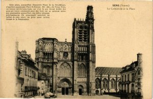 CPA Sens - La Cathedrale et la Place FRANCE (960904)