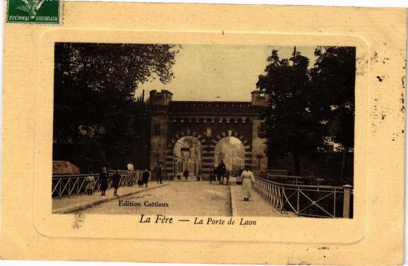 CPA LA FERE La porte de laon (157681)