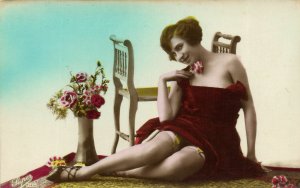 PC CPA RISQUE NUDE LADY IN NEGLIGEE, VINTAGE TINTED REAL PHOTO POSTCARD (b6567)