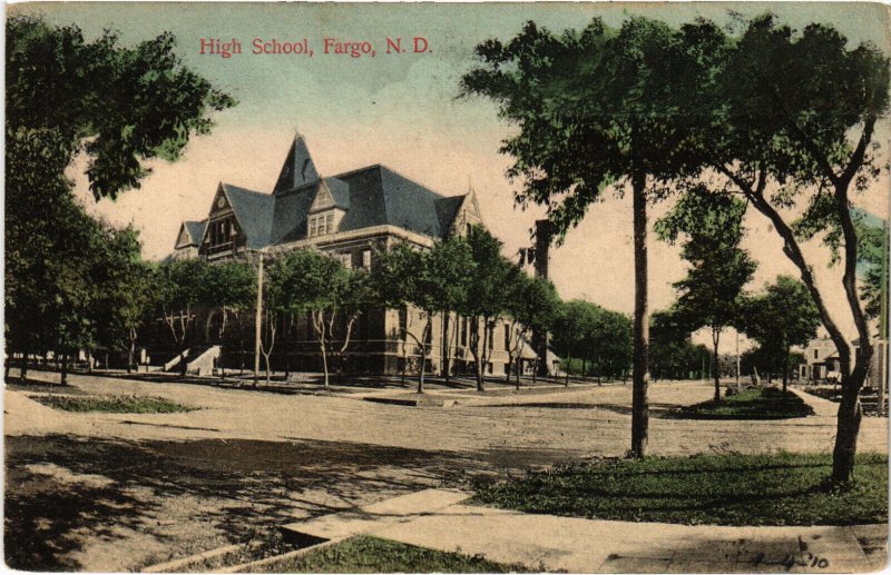 PC US, NORTH DAKOTA, FARGO, HIGH SCHOOL, Vintage Postcard (b45752)