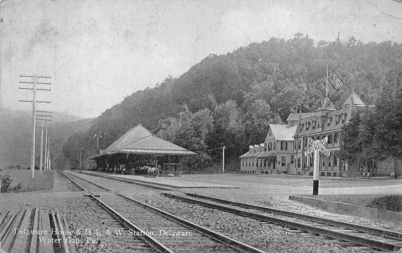 DELAWARE HOUSE D.L. & W. TRAIN DEPOT WATER GAP PENNSYLVANIA POSTCARD 1910