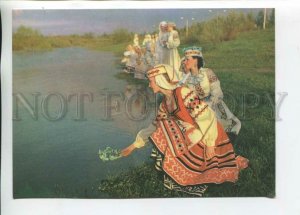 469957 USSR 1988 Belarus Novopolotsk girls in national clothes on Northern Dvina