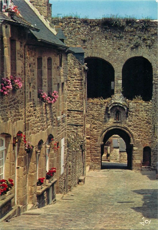 Postcard France Dinan La rue et la porte du Jerzual