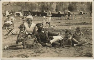 CPA carte photo AULT famille sur la Plage (18545)