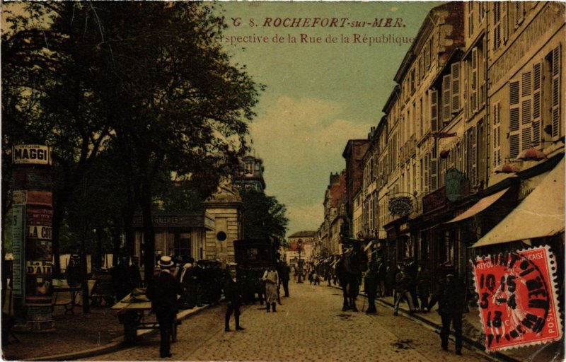 CPA ROCHEFORT-sur-MER - Perspective de la Rue de la République (976137)