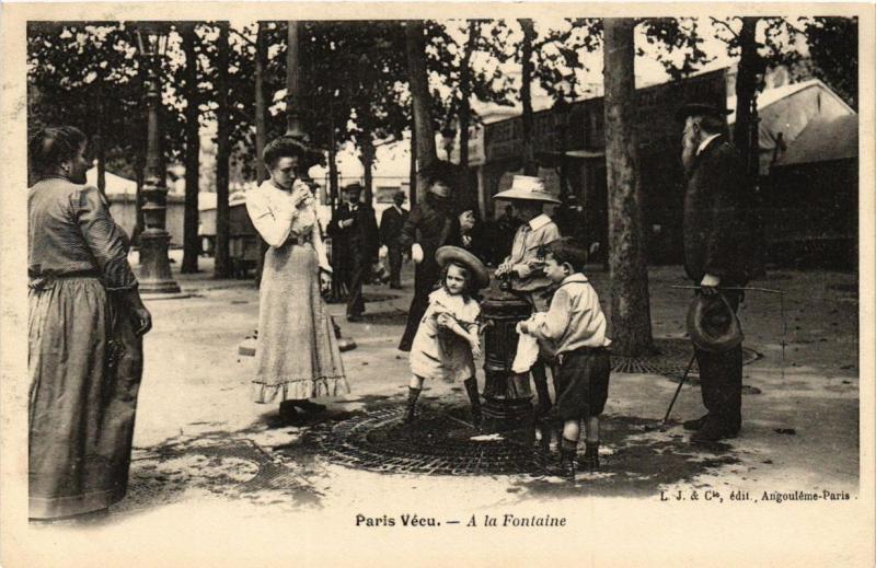 CPA AK PARIS Vécu. A la Fontaine (673088)