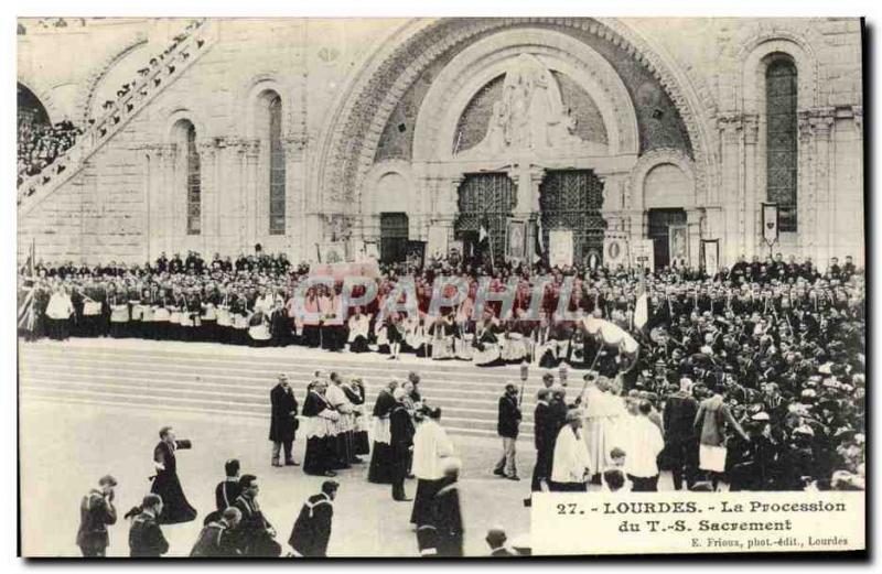 CPA Lourdes La Procession du Ts Sacrement