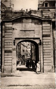 CPA Saint Malo Porte et rue de Dinan FRANCE (1015355)