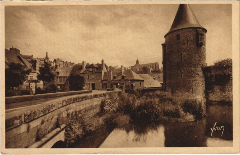 CPA Fougeres Route d'acces au chateau (1237764)