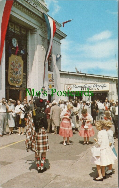 Canada Postcard - Bagpiper, Victoria, British Columbia RS27236