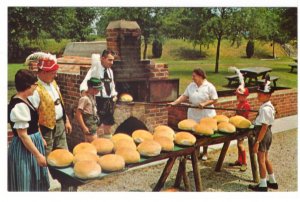 Baking Backofenbrot, Frankenmuth Bavarian Inn, Michigan, Vintage 1981 Postcard