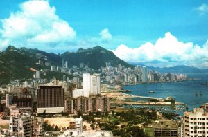 VINTAGE CONTINENTAL SIZE POSTCARD THE CAUSEWAY & MT. VICTORIA HONG KONG 1970s