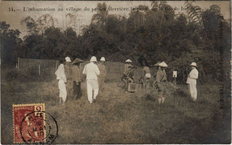 CPA AK VIETNAM - L'inhumation au village du papier (61304)