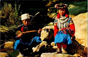 VINTAGE POSTCARD THAI LISO HILL TRIBE COUPLE PLAYING GUITAR CHINAGMAI THAILAND