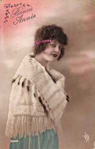 BONNE ANNEE~YOUNG WOMAN-FLAPPER ATTIRE~1922 BELGIAN PSTMK-FRENCH PHOTO POSTCARD