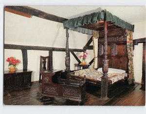 Postcard The Hathaway Bedstead, Anne Hathaway's Cottage, Shottery, England