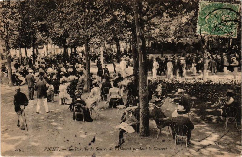 CPA VICHY Le Parc de la Source de l'Hopital pendant le Concert (267617)