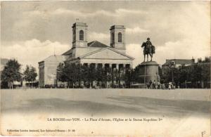 CPA LA ROCHE-sur-YON - La Place d'Armes l'Église et la Statue Napoleon (297866)