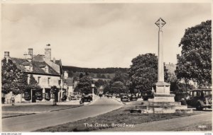 RP: BROADWAY , England , 1950s ; The Green