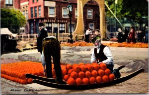 Netherlands Alkmaar Kaasmarkt Vintage Postcard 09.64