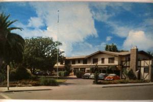 1950's Unused CAR AT SANTA MARIA INN - Santa Maria California CA Postcard y2190