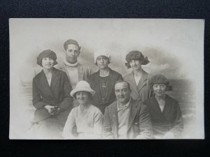 Portrait FAMILY GROUP 1930s RP Postcard