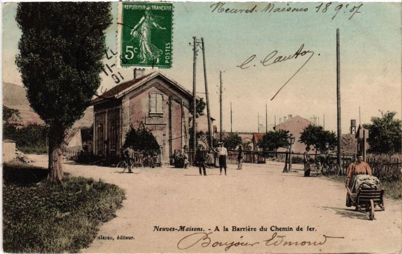 CPA  Neuves-Maisons - A la Barriere du Chemin de fer  (484316)