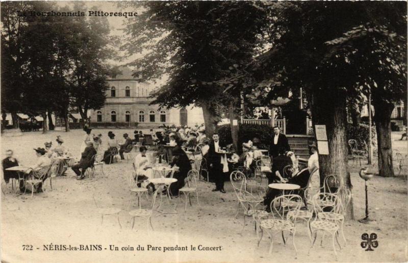 CPA Néris-les-Bains Un coin du Parc pendant le Concert (682666)