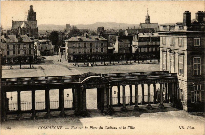 CPA Compiegne- Vue sur la Place du Chateau et la Ville FRANCE (1009089)