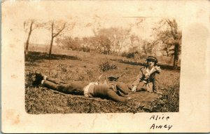 Vintage Véritable Photo Carte Postale Cppr - Alice & Arney en Un Park 1940s Azo