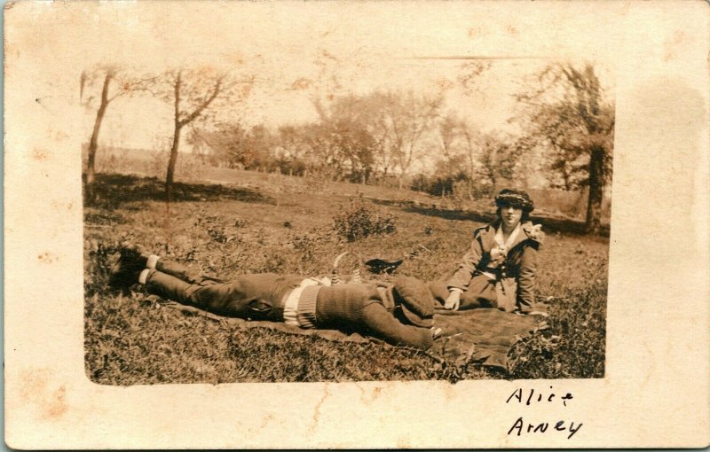 Vintage Véritable Photo Carte Postale Cppr - Alice & Arney en Un Park 1940s Azo